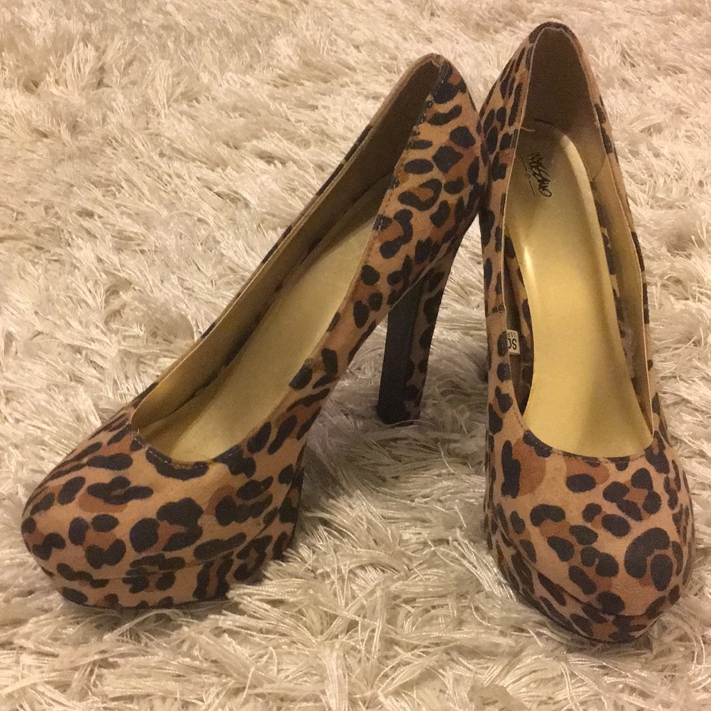 Leopard pumps